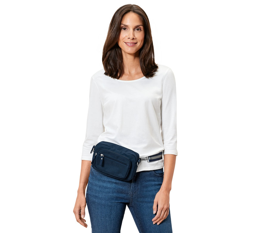 Žena má na sebe bezpečnostnú tašku na rameno a ľadvinku krížom cez telo.