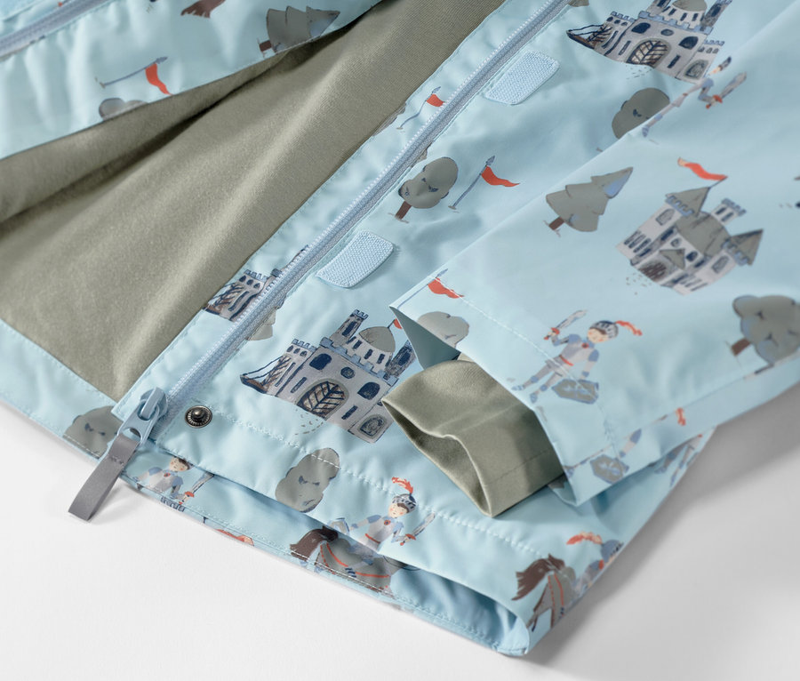 Detail detskej bundy do dažďa s motívom rytiera.