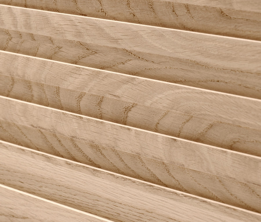 Detail komody »Finnsbo« s lamelovým vzhľadom.