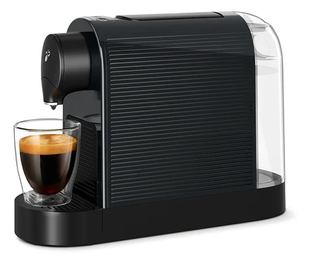 Káva tečie do pohára z čierneho kávovaru Cafissimo pure+.