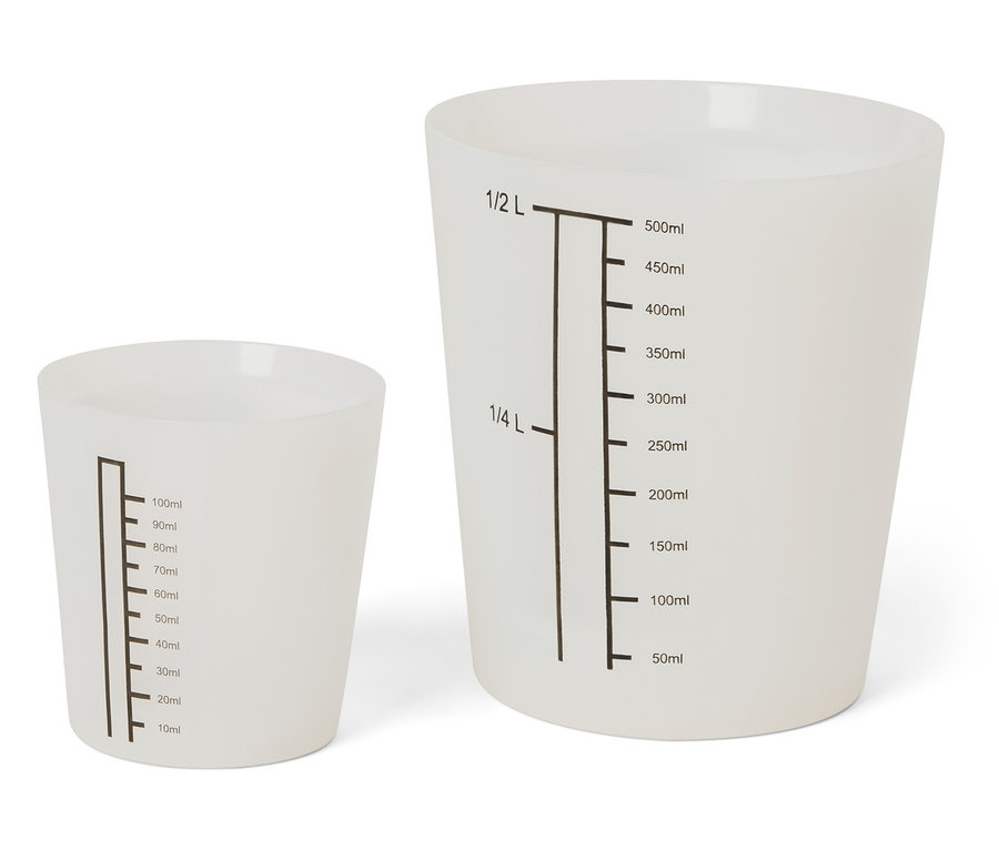 Dva biele odmerné hrnčeky rôznej veľkosti s čiernymi značkami.