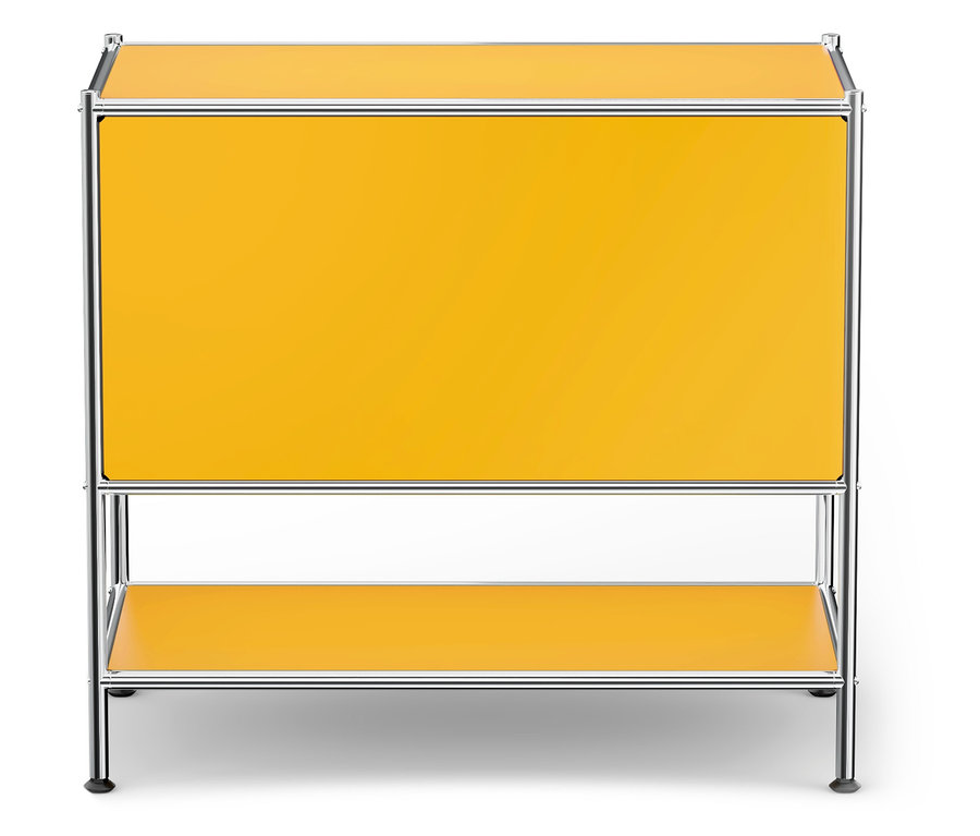 Žltá skrinka s dvoma policami a chrómovaným rámom.