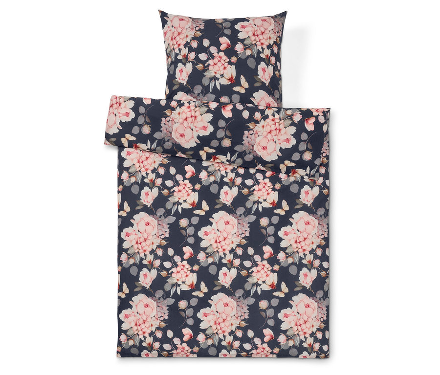 Obliečky s kvetinovým vzorom na tmavomodrom pozadí.