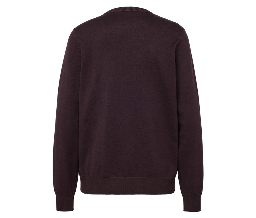 Detail zadnej strany bordového svetra.