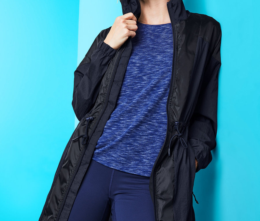 Žena má na sebe čiernu funkčnú bundu.