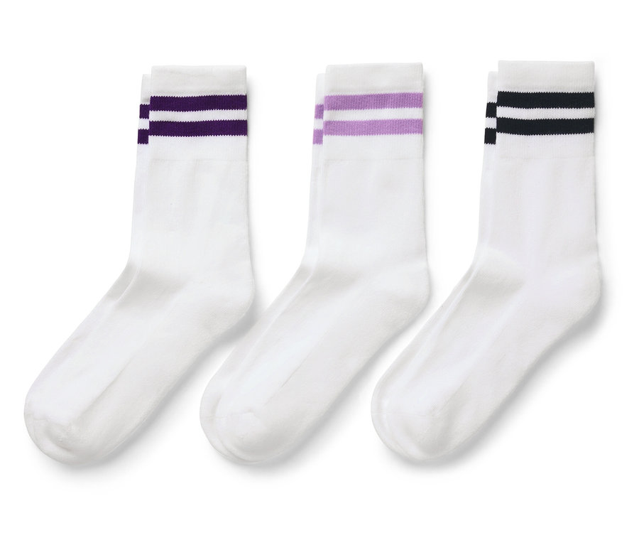 Tri biele ponožky s farebnými pruhmi hore.