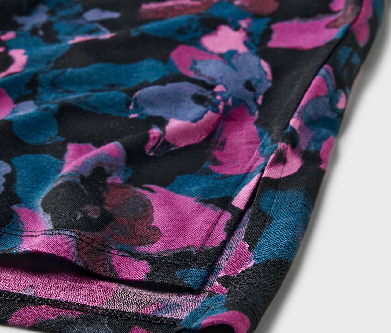 Detail športového trička s kvetinovým vzorom.