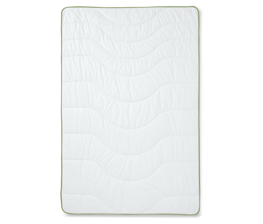 Prešívaná prikrývka irisette® greenline Dacron® s aktívnym uhlím, štandardnej veľkosti, s vlnitým prešívaním a zeleným lemom.