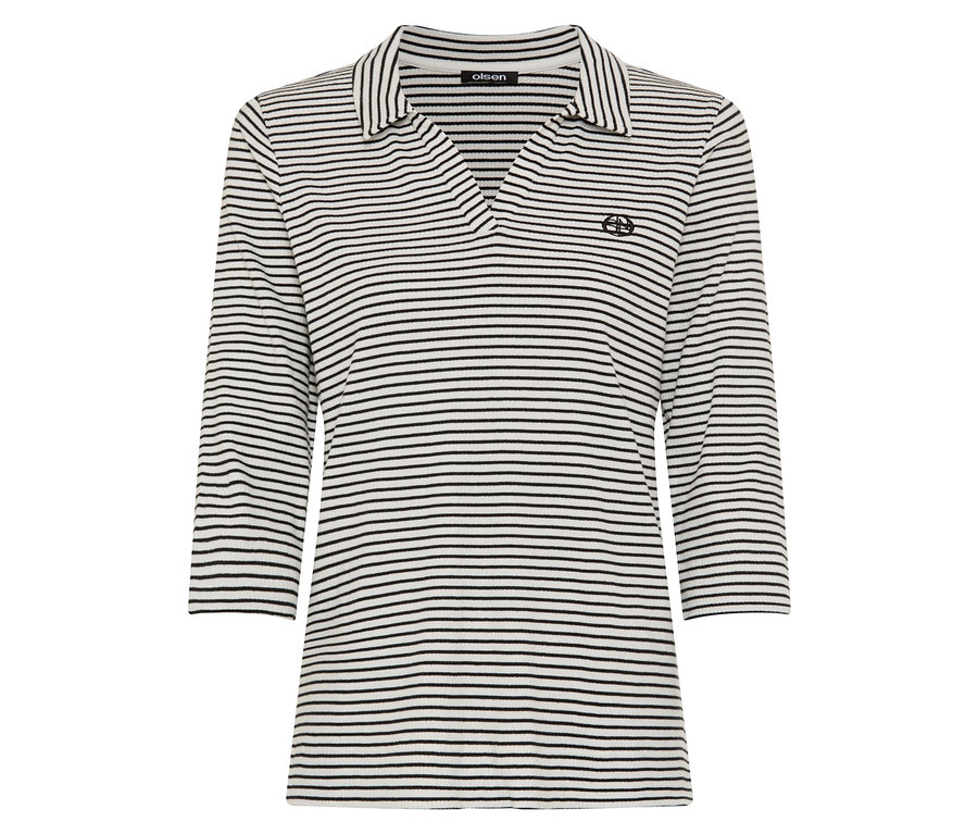 Pruhované polo tričko s trojštvrťovými rukávmi.