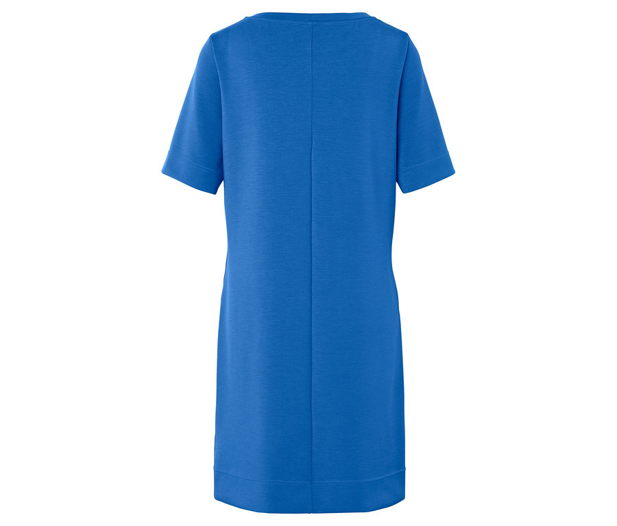 Pohľad zozadu na modré šaty s krátkym rukávom.