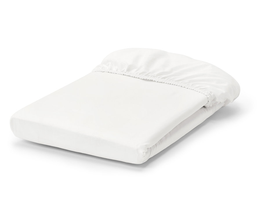 Zložené biele prestieradlo s gumou.