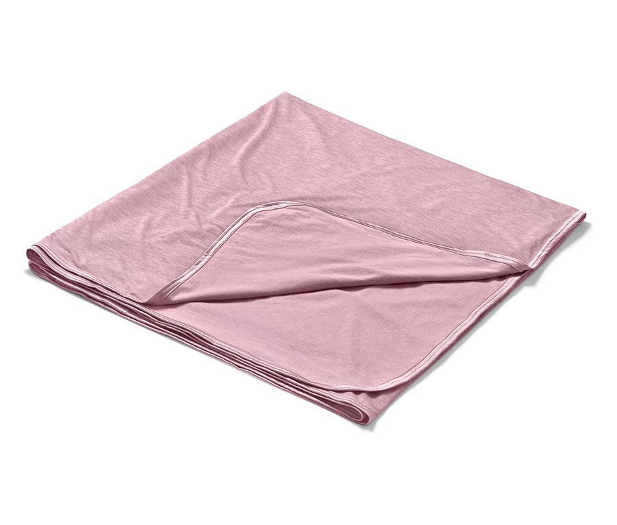 Ružová chladivá deka zložená na bielom pozadí.