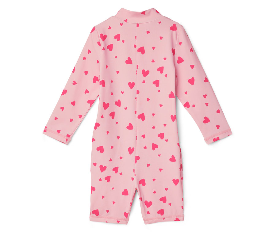 Svetloružové plavky s dlhými rukávmi a červenými srdiečkami ležia na bielom pozadí.