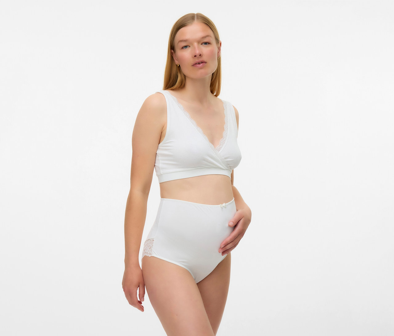 Žena má na sebe bielu tehotenskú podprsenku MAMALICIOUS »MLHELENA«, 2 ks a nohavičky s čipkou.