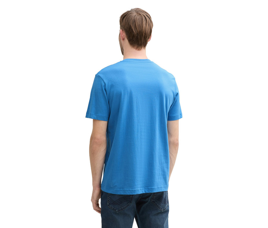 Muž zozadu s tričkom s logom Tom Tailor, sapphire blue a džínsami.