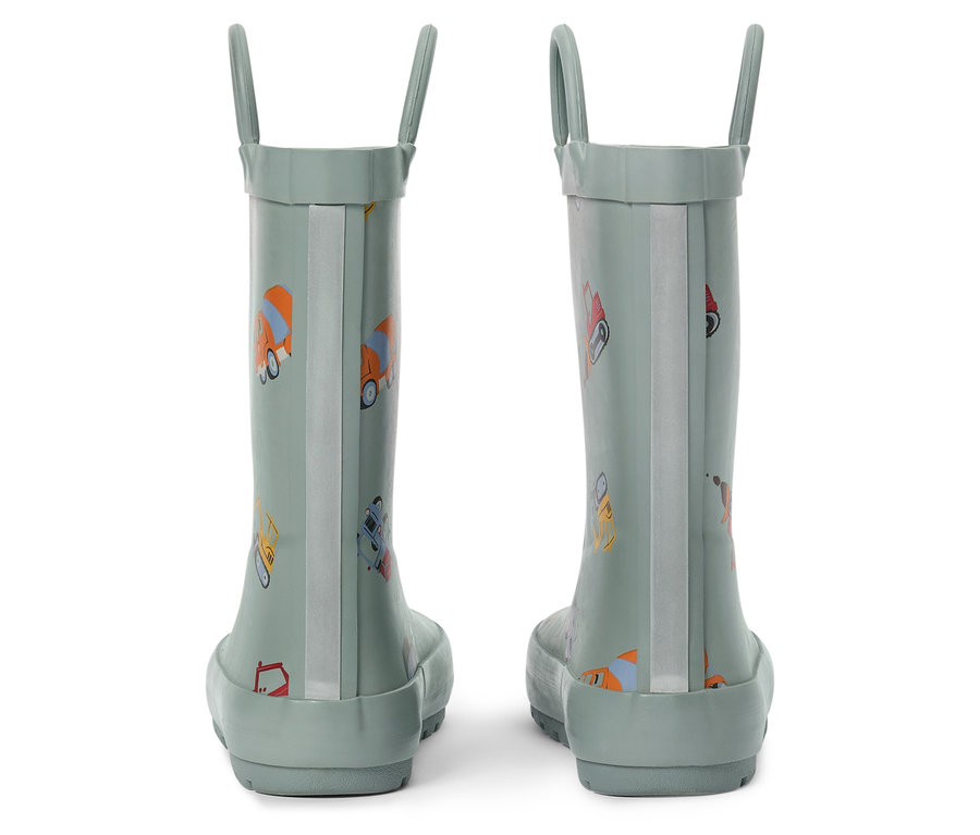 Pár svetlozelených gumených čižiem so vzorom stavebných vozidiel, fotené zozadu.