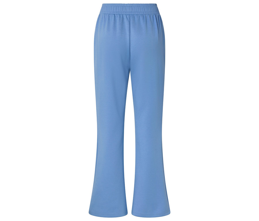 Svetlomodré nohavice so zvonovým strihom, fotené zozadu.