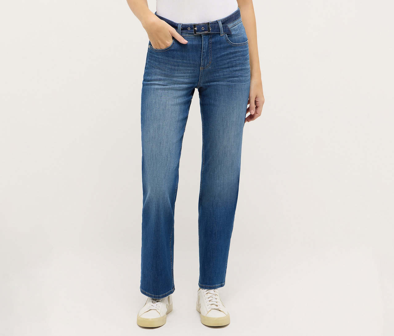Osoba v džínsoch Angels Denim »Lara City« Straight Fit a bielych teniskách.