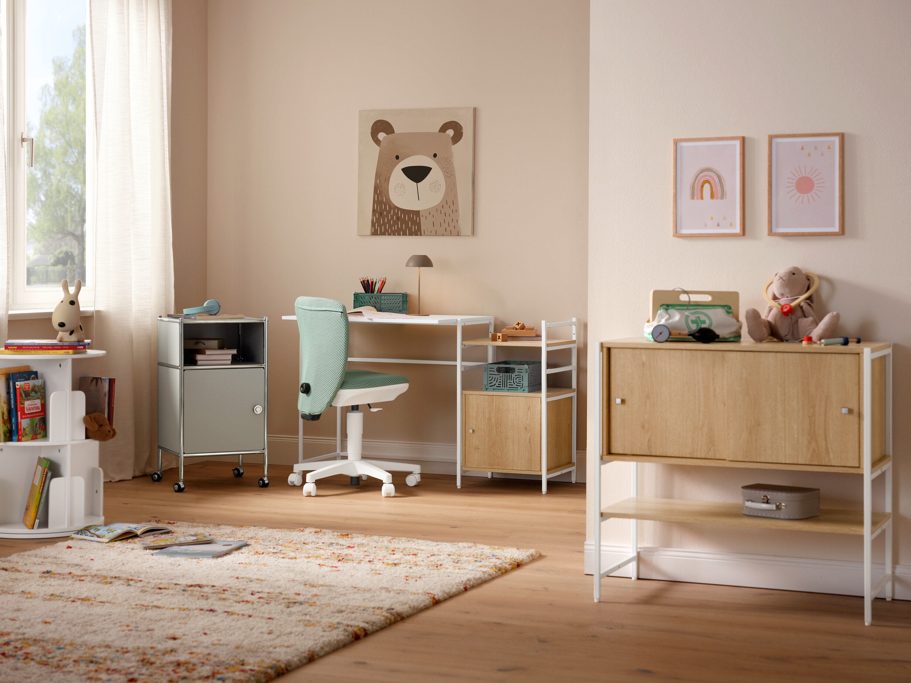 Mätová stolička Topstar Sitness »Home S'cool« stojí pred stolom. Na podlahe leží béžový koberec »Himalaya«.