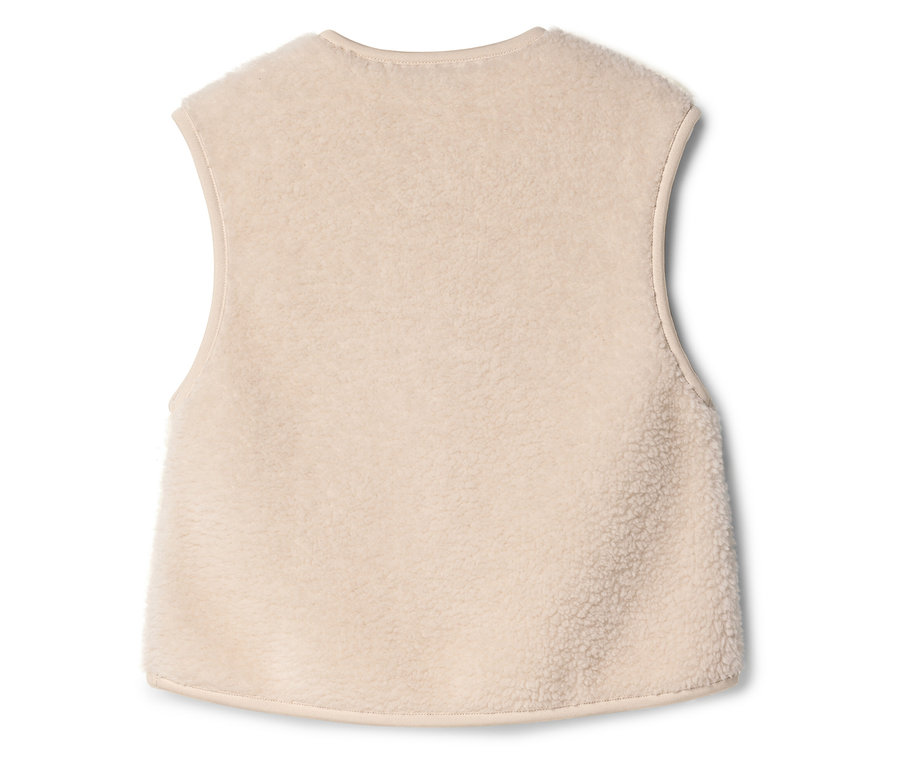 Pohľad zozadu na béžovú flísovú vestu bez rukávov.