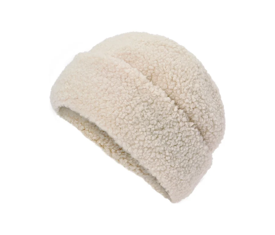 Krémová, nadýchaná čiapka beanie so zahnutým okrajom, na bielom pozadí.