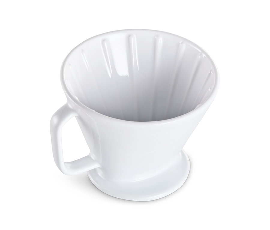 Detailný pohľad zhora na biely keramický ručný filter na kávu.