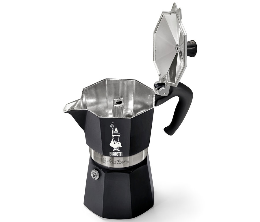 Otvorená čierna kanvica na espresso Bialetti stojí na bielom pozadí.