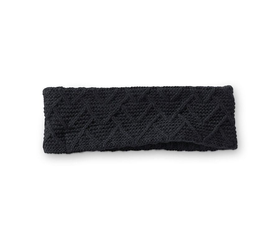 Detail čierna pletená čelenka.