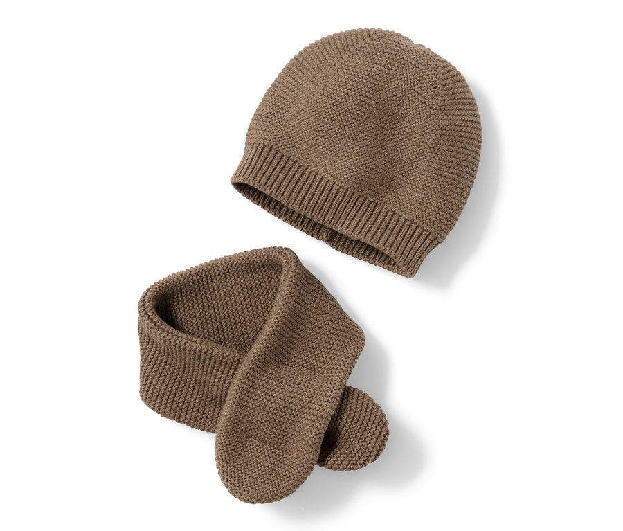 Hnedá pletená čiapka a šál ležia na bielom pozadí.