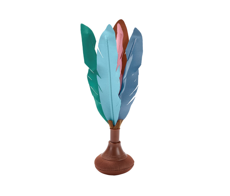 Loptička s pierkami vo farbách zelená, modrá, ružová a hnedá.