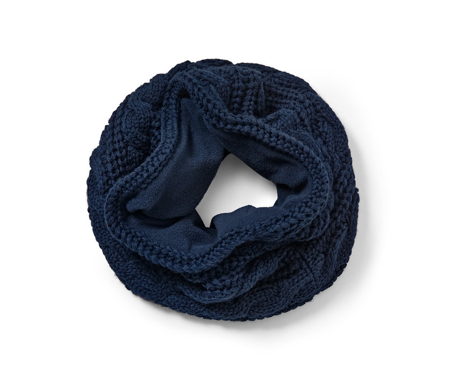 Detail pleteného kruhového šálu v tmavomodrej farbe.