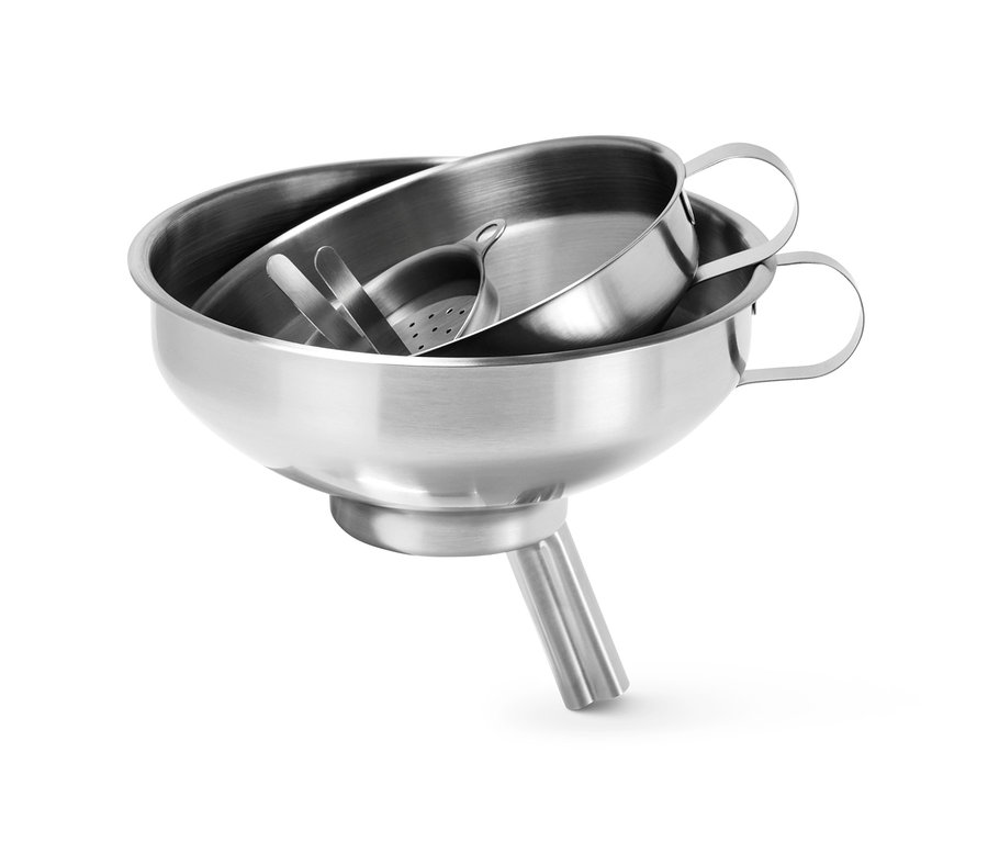 Súprava lievikov z ušľachtilej ocele: Tri nerezové lieviky rôznych veľkostí naskladané do seba.