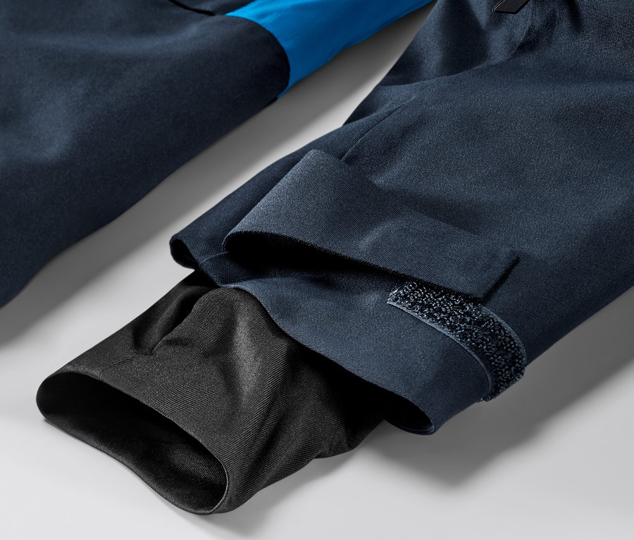 Detail modrej lyžiarskej bundy.