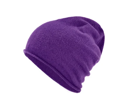 Fialová kašmírová čiapka.