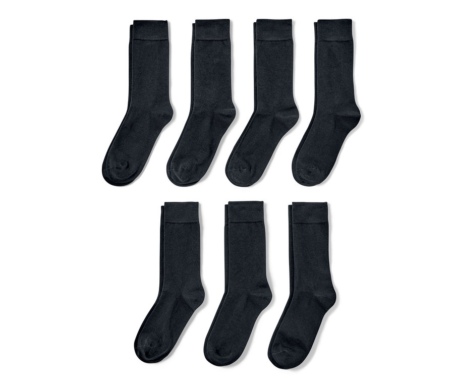 Sedem párov ponožiek.