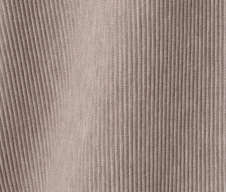 Detail svetlohnedej mikiny z teplákoviny.