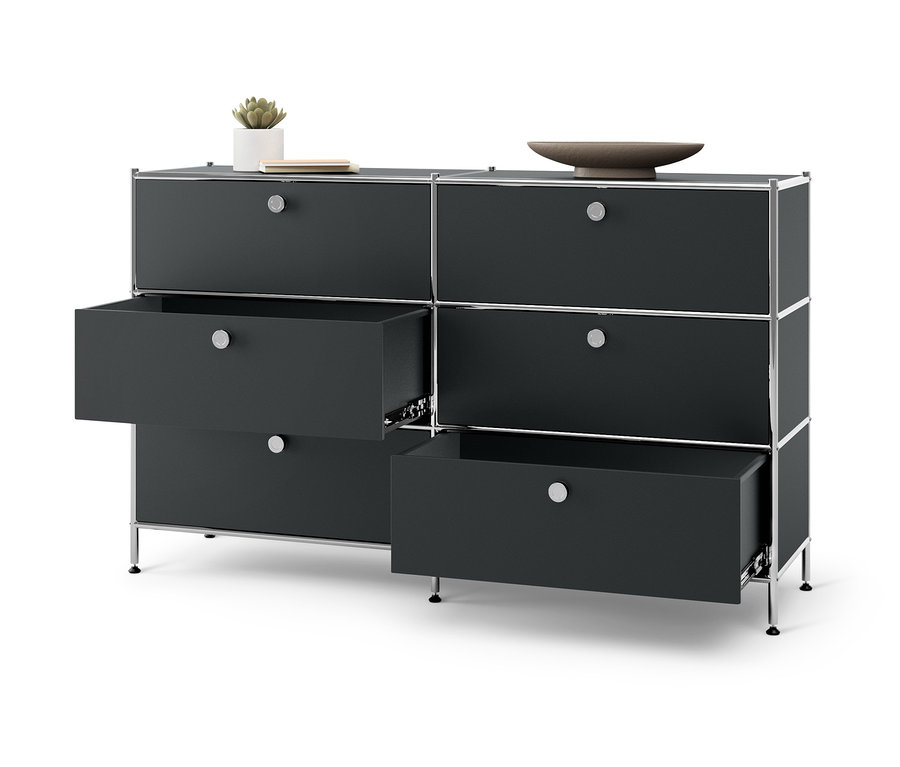 Čierna kovová komoda »CN3« so 6 zásuvkami, dve z nich sú otvorené.