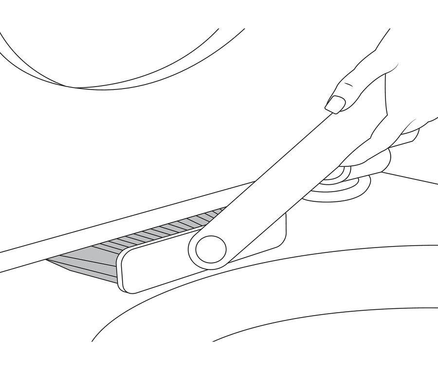 Ruka drží pomôcku na škárovanie 4 v 1 a čistí škáry.