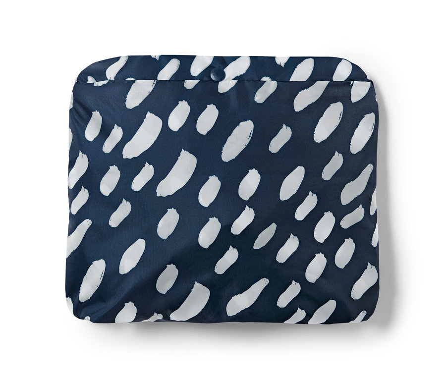 Zložené pončo do dažďa s rukávmi s tmavomodrým pozadím a bielym vzorom.