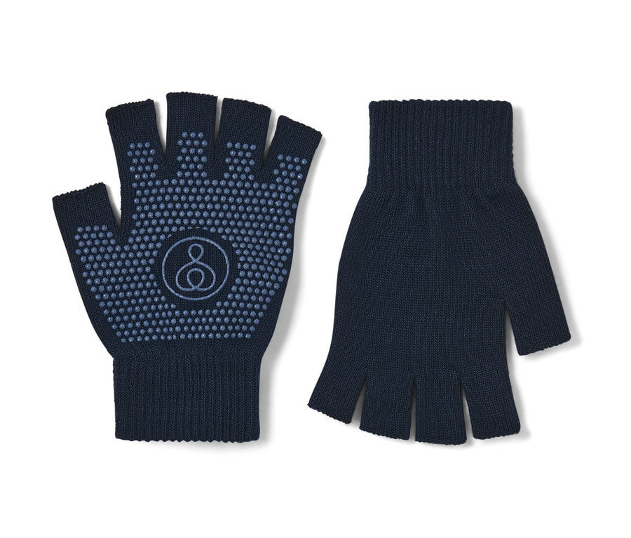 Dve tmavomodré rukavice na jogu bez prstov ležia vedľa seba na bielom pozadí.