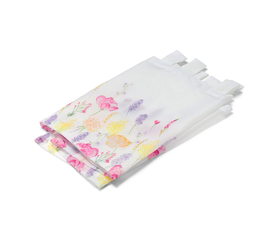 Zložená biela bistro záclona s kvetinovou potlačou.