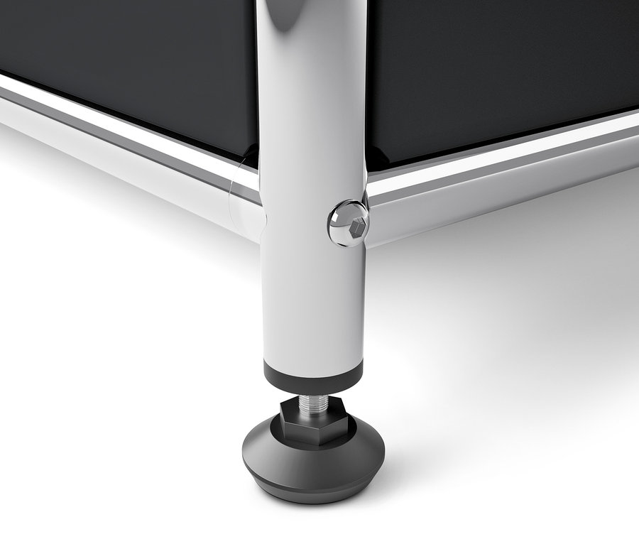 Detail čiernej kovovej skrinky CN3 s chrómovanou nohou a nastaviteľnou pätkou.