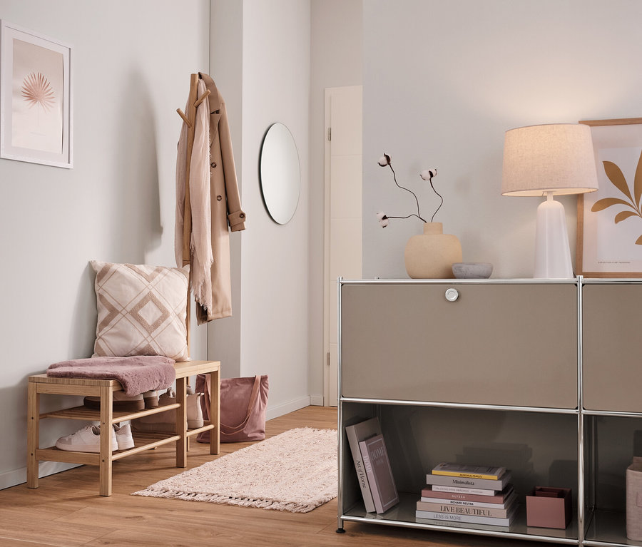 Vstupná hala s lavicou s vešiakom do predsiene a kovovou odkladacou skrinkou CN3 s 2 nastaviteľnými priehradkami.