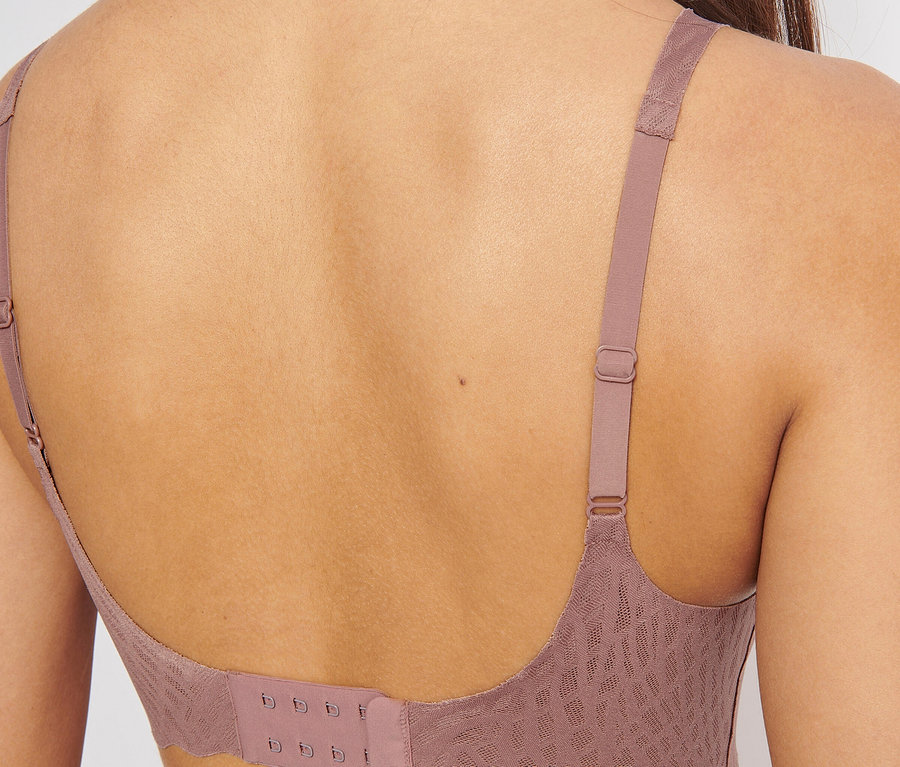 Pohľad zozadu na ženu, ktorá má na sebe mäkkú podprsenku sloggi ZERO Feel Bliss Soft Bra vo farbe cacao.