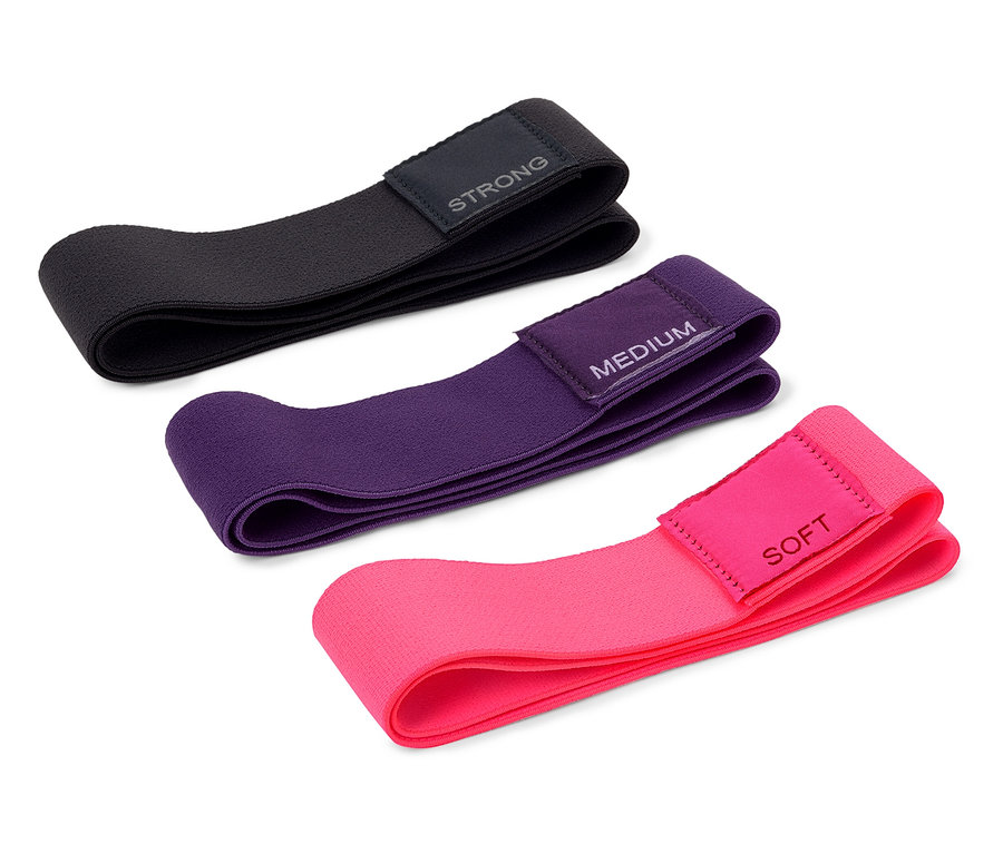 Tri gumy odporu: čierna (silná), fialová (stredná) a ružová (slabá).