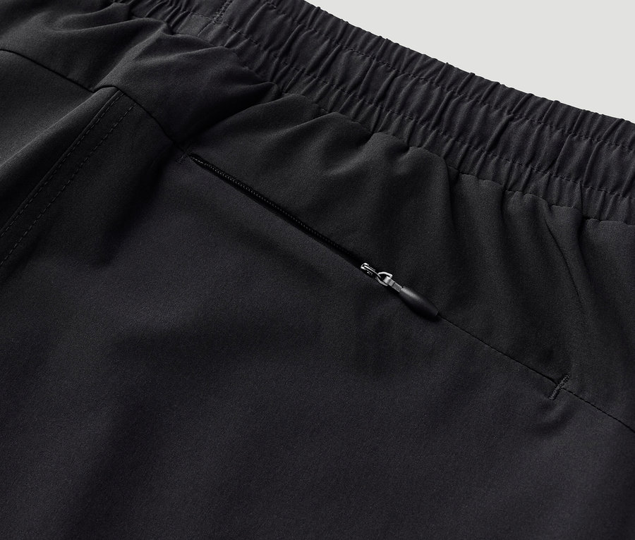 Detail funkčných sukňových šortiek s vreckom na zips.