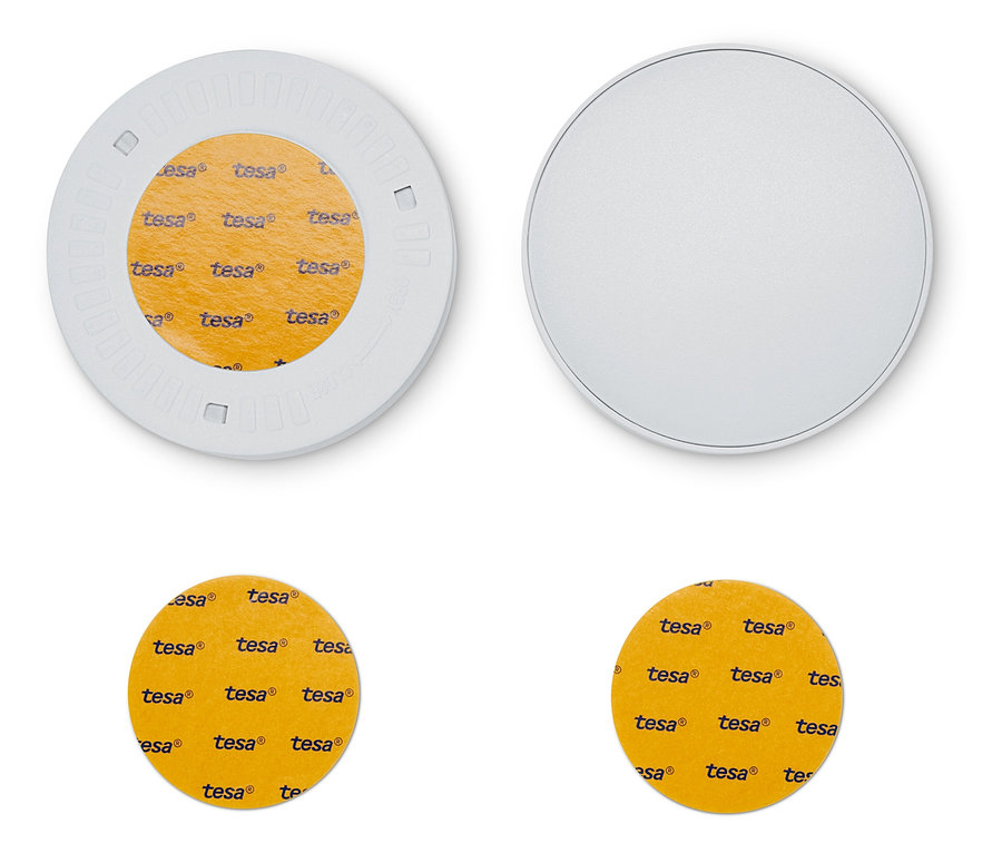 Dve LED multifunkčné svetlá a štyri lepiace podložky Tesa.