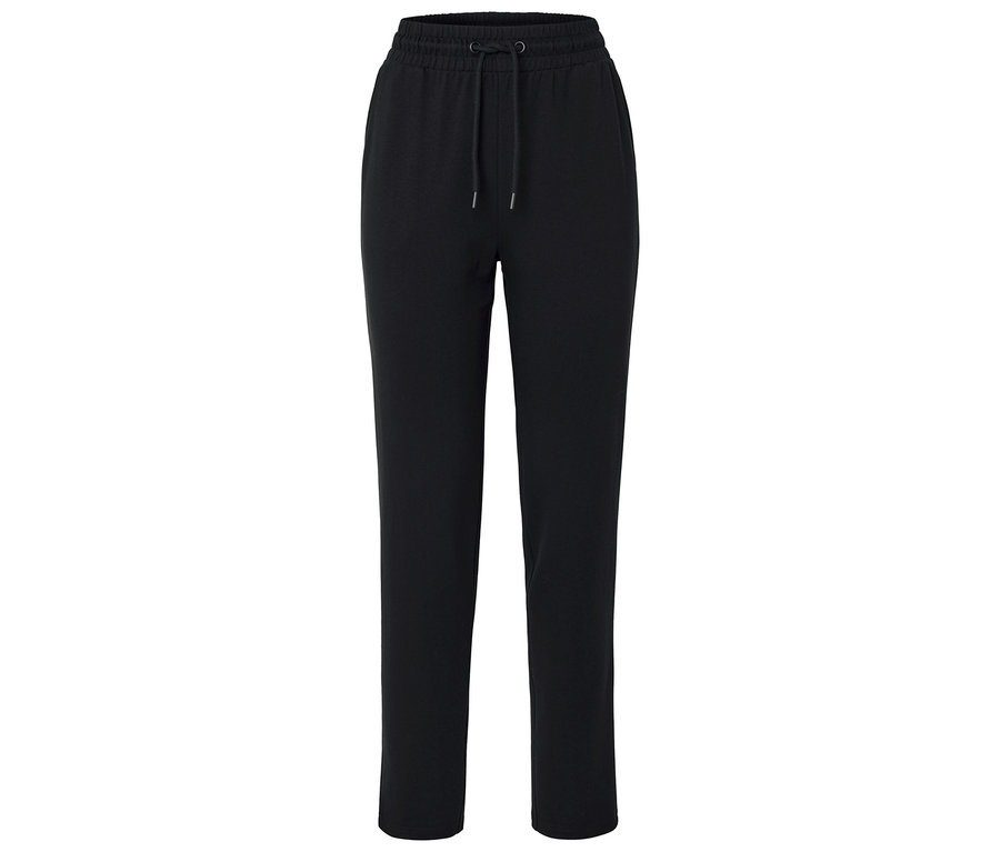 Čierne tepláky so sťahovacou šnúrkou v páse.