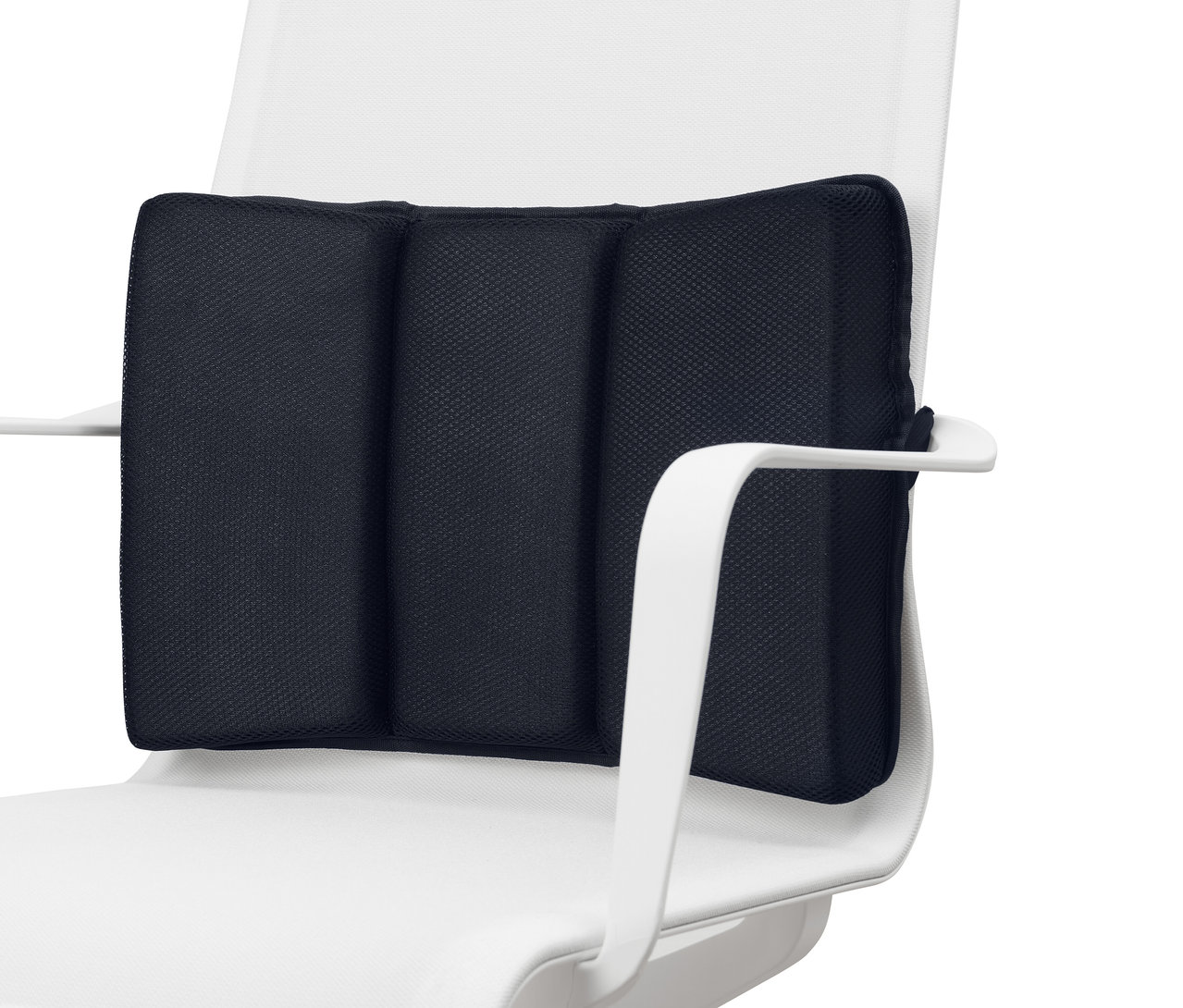 Tmavo modrý bedrový vankúš pripevnený k bielej kancelárskej stoličke.