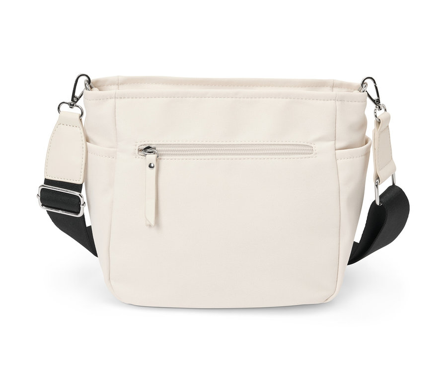 Krémová plátenná taška na plece s čiernym popruhom.